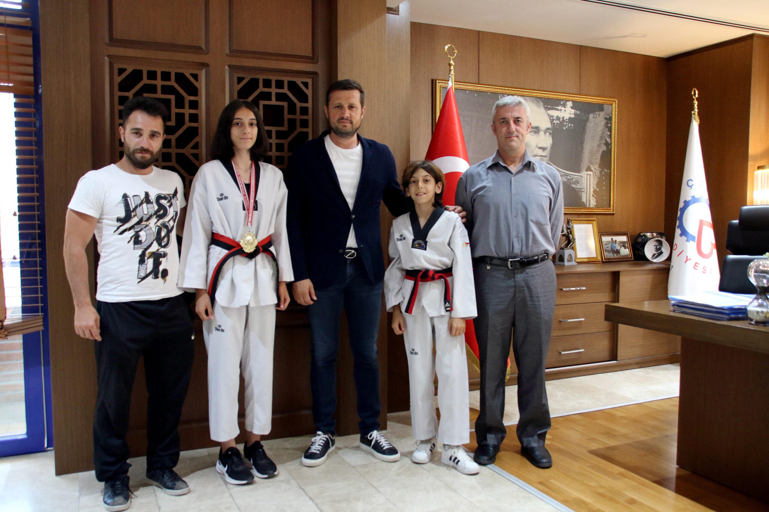 Şampiyon Tekvandocu’dan Başkan Akay’a ziyaret
