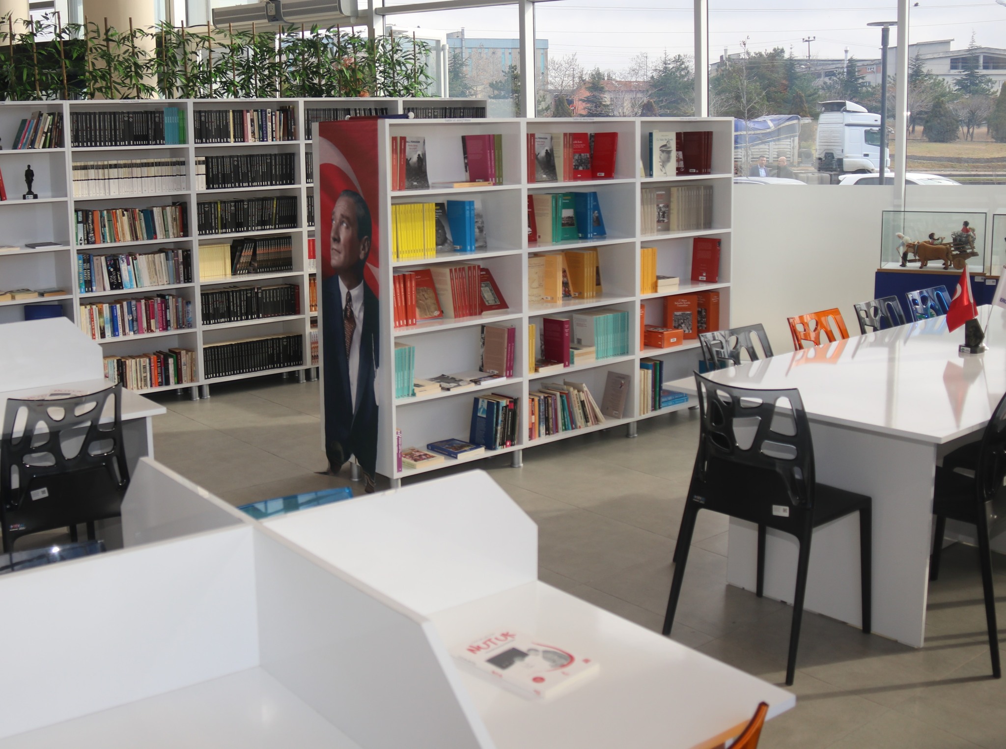 Başöğretmen Mustafa Kemal Halk Kütüphanesi hafta sonları da açık