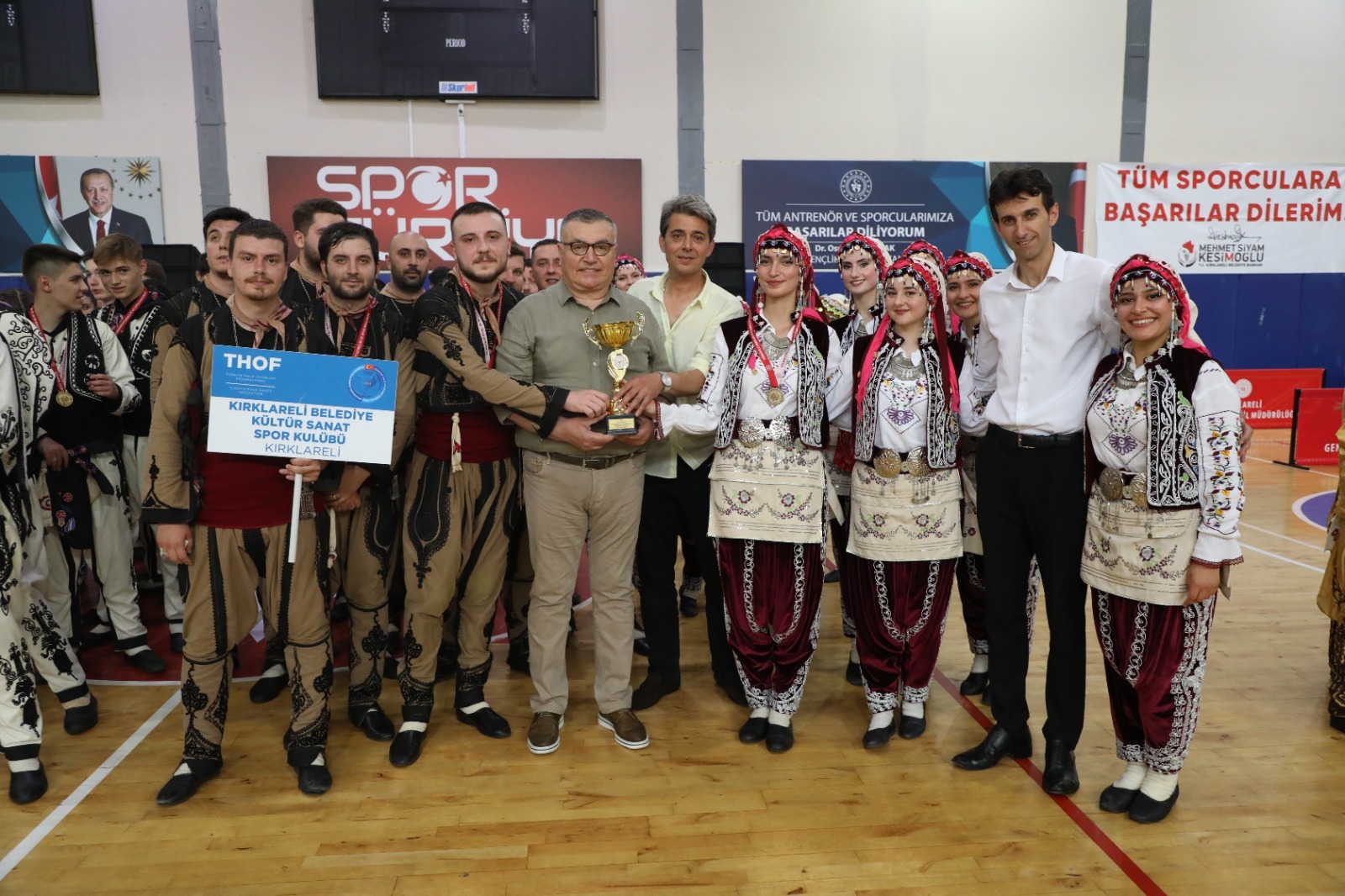 Kırklareli Belediye Kültür Sanat Spor Kulübü, halk oyunları yarışmasında birinci oldu